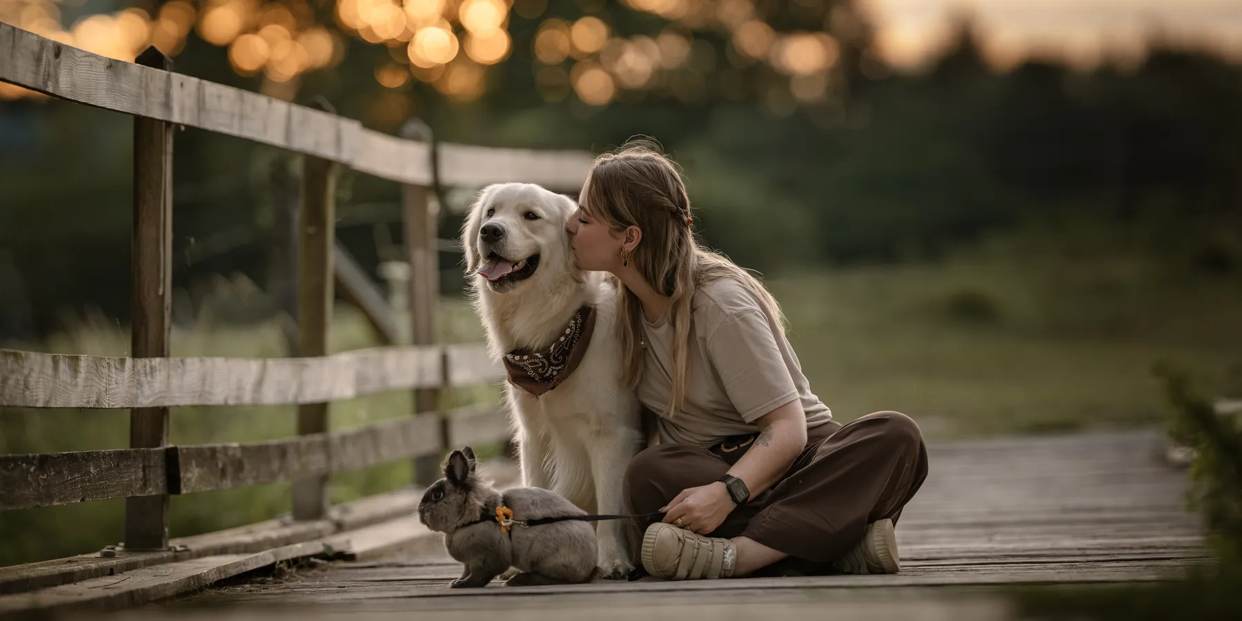 Une femme avec son chien et son lapin en extérieur