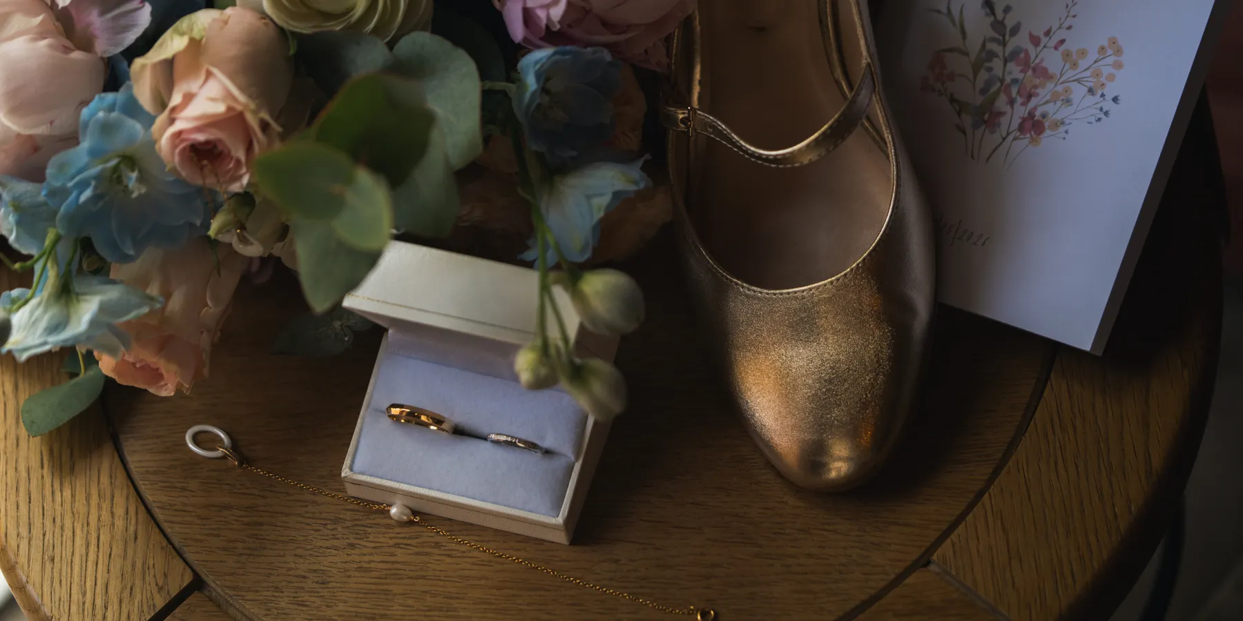 Alliances, bouquet et accessoires de mariage